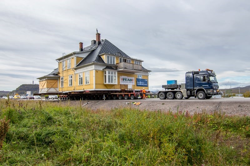 Hilux moved old buildings