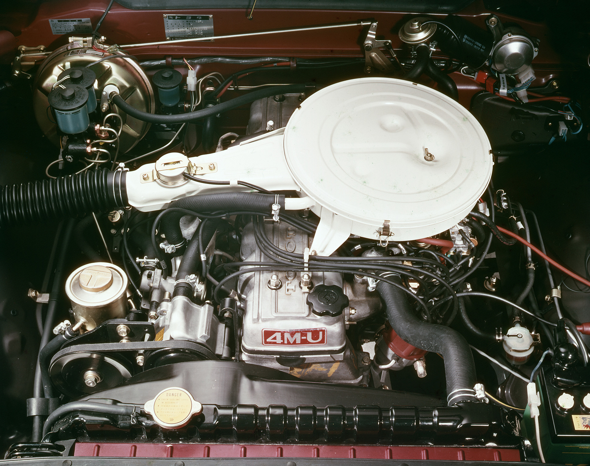 Crown 4-Door Pillared Hardtop 2600 Super Saloon (4M-U engine room)