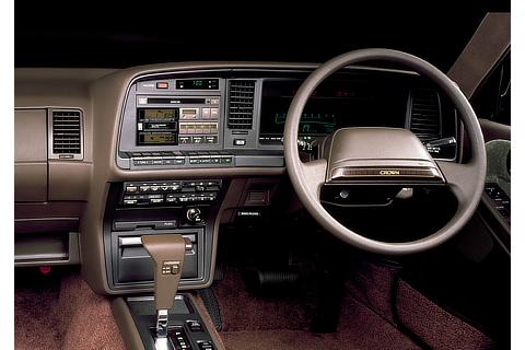Crown 2.0 Royal Saloon