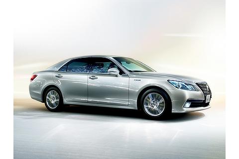 Crown Hybrid Royal Saloon G