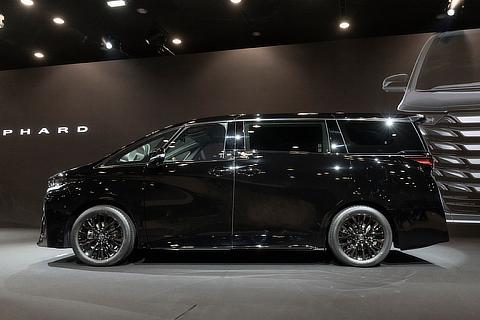 Vellfire Z Premier (2.5-liter HEV, FF)
