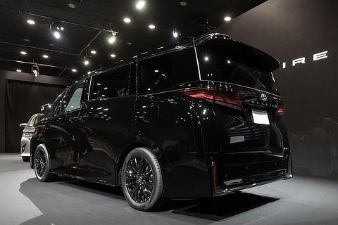 Vellfire Z Premier (2.5-liter HEV, FF)