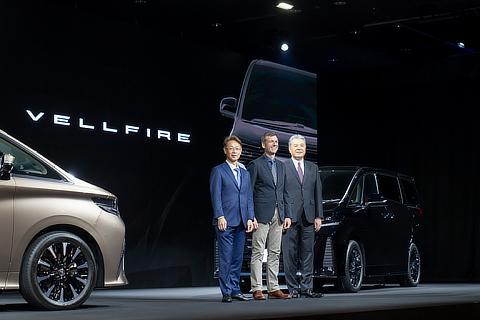 (Left to right) Kenichi Yoshioka, CV Company ZH2, Chief Engineer / Simon Humphries, Field General Manager, Design Field, Vehicle Development Center, Chief Branding Officer / Hiroaki Nakajima, Executive Vice President