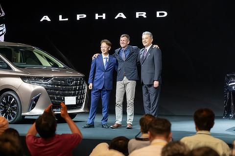 (Left to right) Kenichi Yoshioka, CV Company ZH2, Chief Engineer / Simon Humphries, Field General Manager, Design Field, Vehicle Development Center, Chief Branding Officer / Hiroaki Nakajima, Executive Vice President
