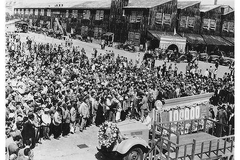 Achieving a cumulative total of 100,000 production units (1947)