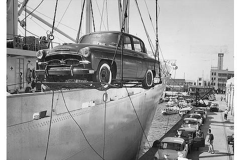 Loading of a Crown vehicle shipment to the U.S. (1958)