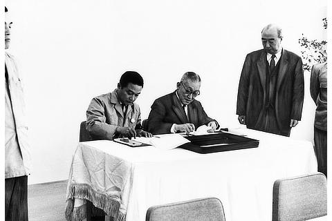 Signing ceremony of labor and management declaration (1962)