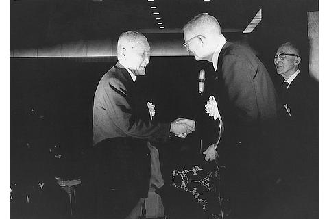 Professor Deming and Toyota President Fukio Nakagawa at the Deming Prize award ceremony (1965)