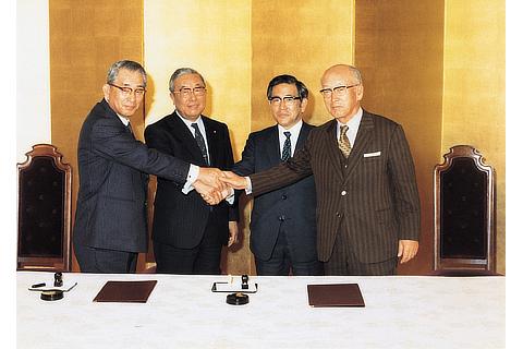 Signing ceremony of the merger agreement between Toyota Motor Co., Ltd. and Toyota Motor Sales Co., Ltd. (1982)