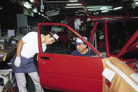 Practical training for NUMMI trainees at Takaoka Plant (1984)