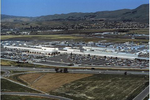 New United Motor Manufaturing, Inc. (NUMMI) (at time of completion) in the U.S. (1985)